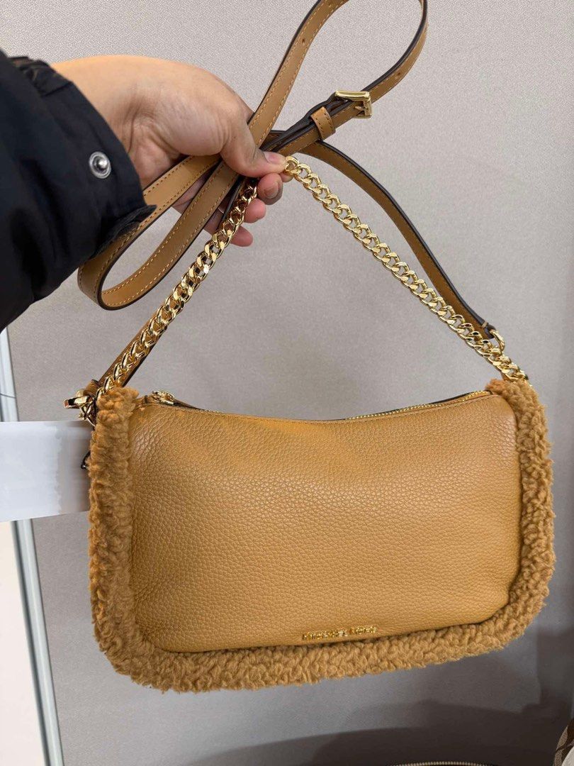 Michael Kors Carmela Pouchette (Category: Luxury Bags & Wallets) located in Muntinlupa City. Submitted by yang2nd (Listing ID 1427598811, Image 2). Description: ✔️💯% Authentic Item ✔️💯% Looks Like New ✔️tan pebbled leather with a plush faux-shearling (sherpa) trim along the edges ✔️gold-tone accents, including the chain top handle and the “Michael Kors” logo lettering on the front ▪️Origin: Japan🇯🇵 ▪️For Reservation: 50%DP.
