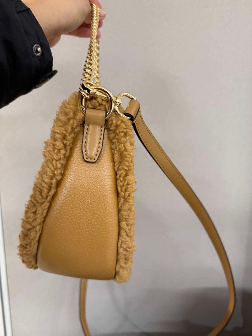 Michael Kors Carmela Pouchette (Category: Luxury Bags & Wallets) located in Muntinlupa City. Submitted by yang2nd (Listing ID 1427598811, Image 3). Description: ✔️💯% Authentic Item ✔️💯% Looks Like New ✔️tan pebbled leather with a plush faux-shearling (sherpa) trim along the edges ✔️gold-tone accents, including the chain top handle and the “Michael Kors” logo lettering on the front ▪️Origin: Japan🇯🇵 ▪️For Reservation: 50%DP.