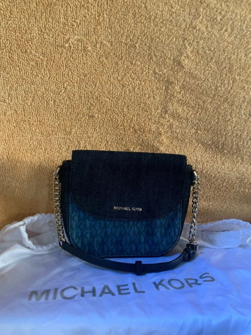 Authentic Michael Kors Denim Pouchette Shoulder Bag (Category: Luxury Bags & Wallets) located in Suyo. Submitted by xtrexxxxha (Listing ID 1427628147, Image 2). Description: Orig With dust bag No issue Ganda pa nito sis Offer lang po kayo Dm me.