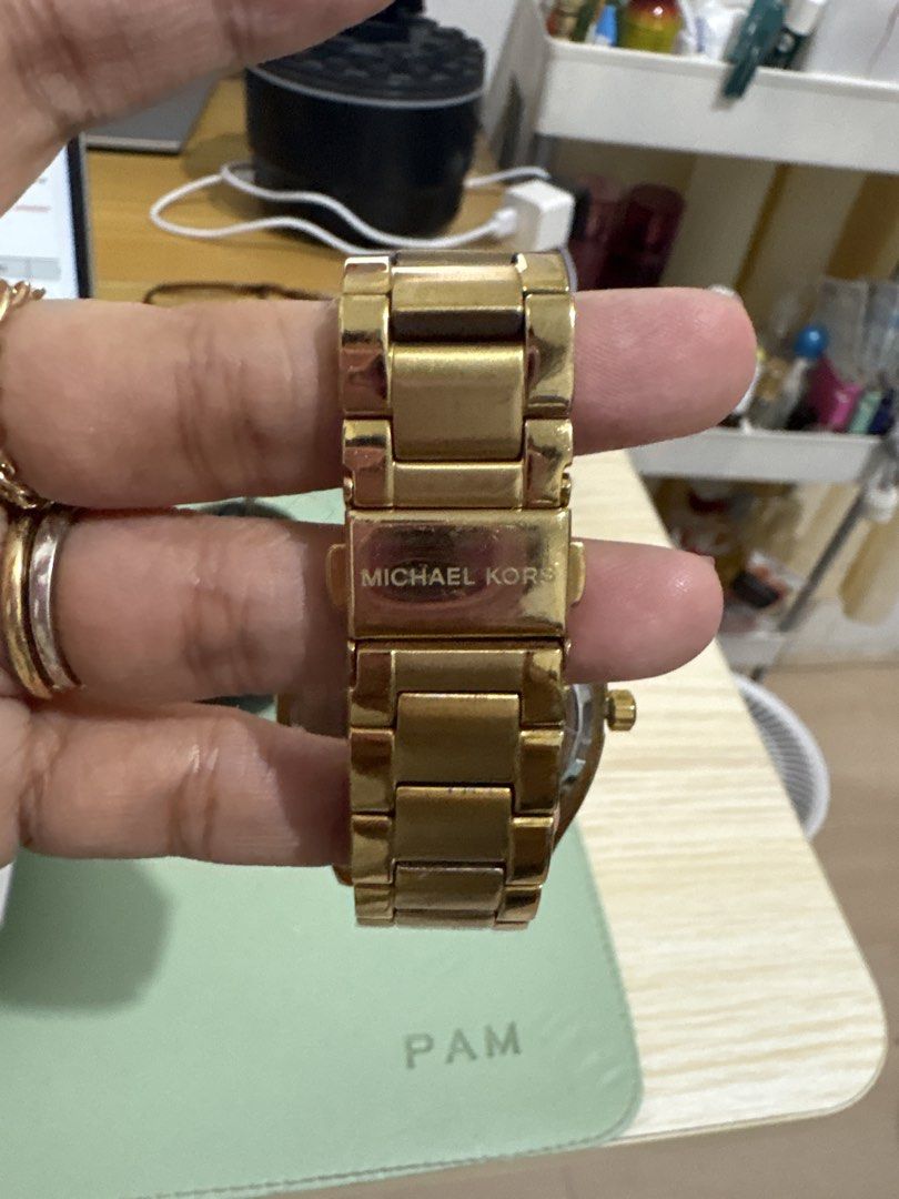 Michael Kors Watch (Category: Women's Watches) located in Pila. Submitted by pula_ (Listing ID 1427634320, Image 2). Description: Authentic Michael Kors Big face Minimal scratches, normal signs of use With box and extra straps Battery not working need replacement.