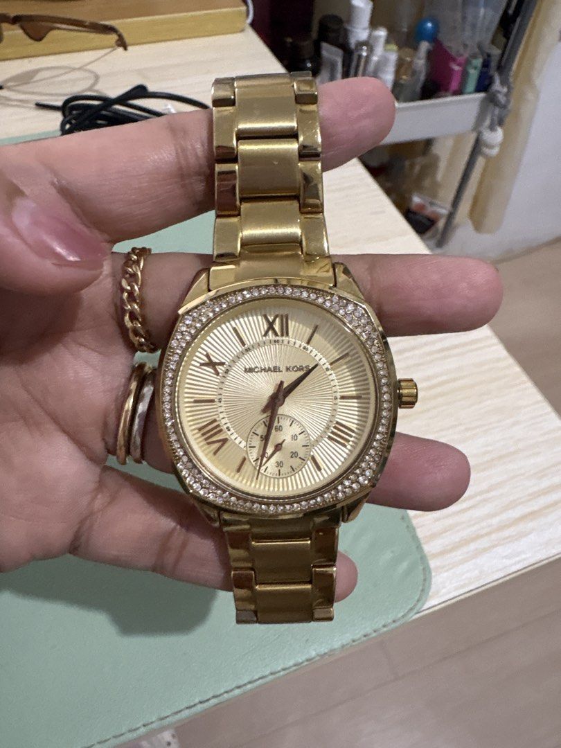 Michael Kors Watch (Category: Women's Watches) located in Pila. Submitted by pula_ (Listing ID 1427634320, Image 1). Description: Authentic Michael Kors Big face Minimal scratches, normal signs of use With box and extra straps Battery not working need replacement.