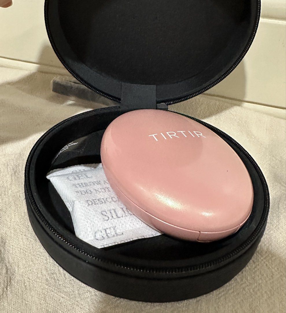 Authentic NARS Round Makeup Case (Category: Makeup) located in Mandaue City. Submitted by decluttermama88 (Listing ID 1427504049, Image 3). Description: Authentic Limited Edition NARS Round Makeup Case Sleek and practical round makeup case from NARS, perfect for storing cushions, compacts, or small beauty essentials. ✨ Details: • Original NARS branded case • Round, hard shell design with zipper closure • Black exterior with white NARS logo • Smoo