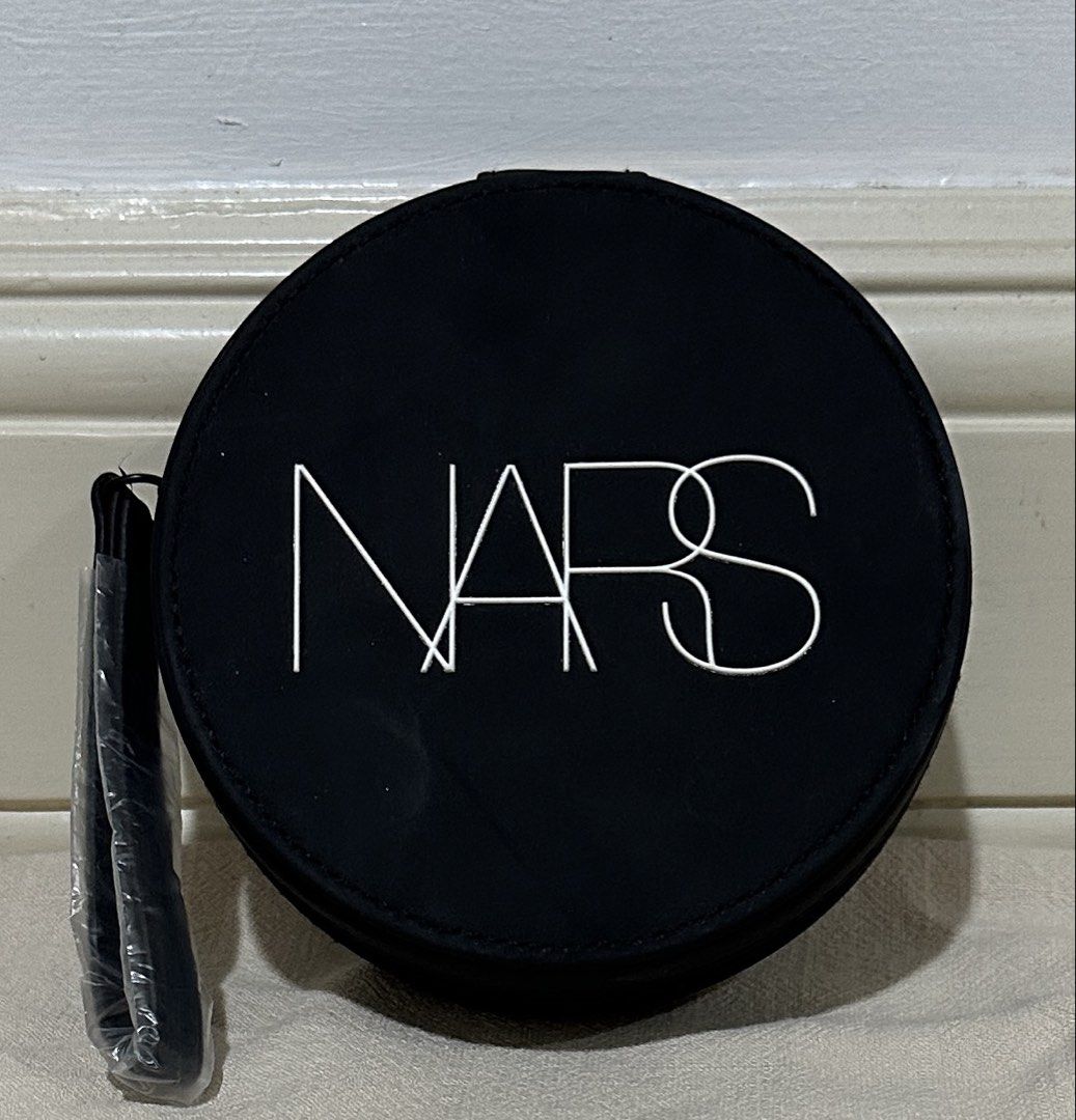 Authentic NARS Round Makeup Case (Category: Makeup) located in Mandaue City. Submitted by decluttermama88 (Listing ID 1427504049, Image 1). Description: Authentic Limited Edition NARS Round Makeup Case Sleek and practical round makeup case from NARS, perfect for storing cushions, compacts, or small beauty essentials. ✨ Details: • Original NARS branded case • Round, hard shell design with zipper closure • Black exterior with white NARS logo • Smoo