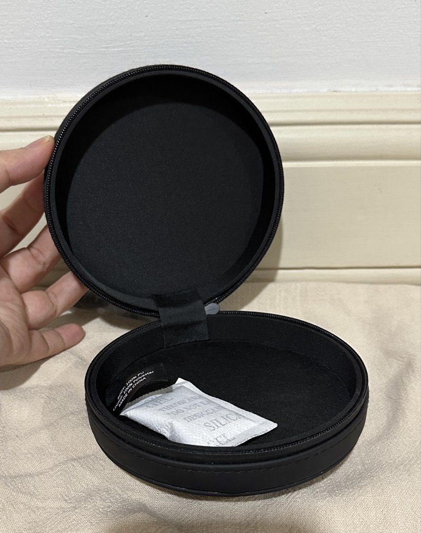 Authentic NARS Round Makeup Case (Category: Makeup) located in Mandaue City. Submitted by decluttermama88 (Listing ID 1427504049, Image 2). Description: Authentic Limited Edition NARS Round Makeup Case Sleek and practical round makeup case from NARS, perfect for storing cushions, compacts, or small beauty essentials. ✨ Details: • Original NARS branded case • Round, hard shell design with zipper closure • Black exterior with white NARS logo • Smoo