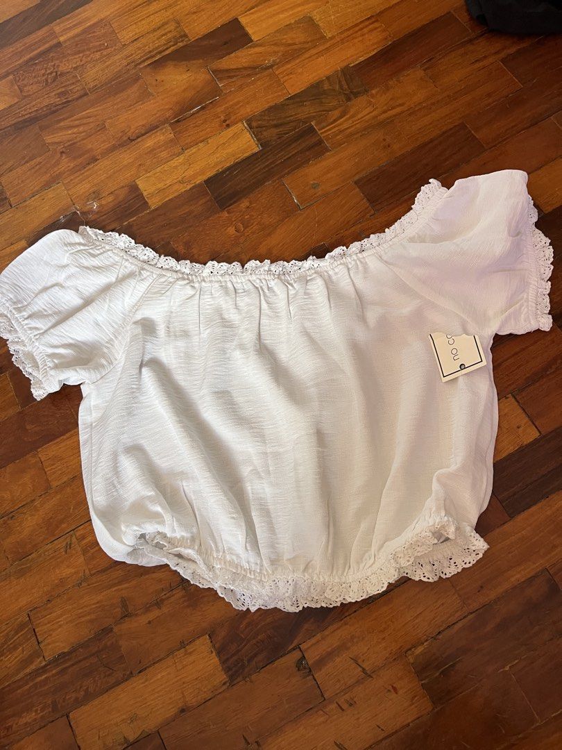 No Comment White Off-Shoulder Top (Category: Blouses) located in Muntinlupa City. Submitted by ysabeb (Listing ID 1427554180, Image 1). Description: .