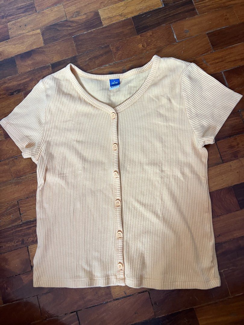Old Navy Ribbed Button-Up Top (Category: Sleeveless) located in Muntinlupa City. Submitted by ysabeb (Listing ID 1427559465, Image 1). Description: kids size 10-12 can fit S.