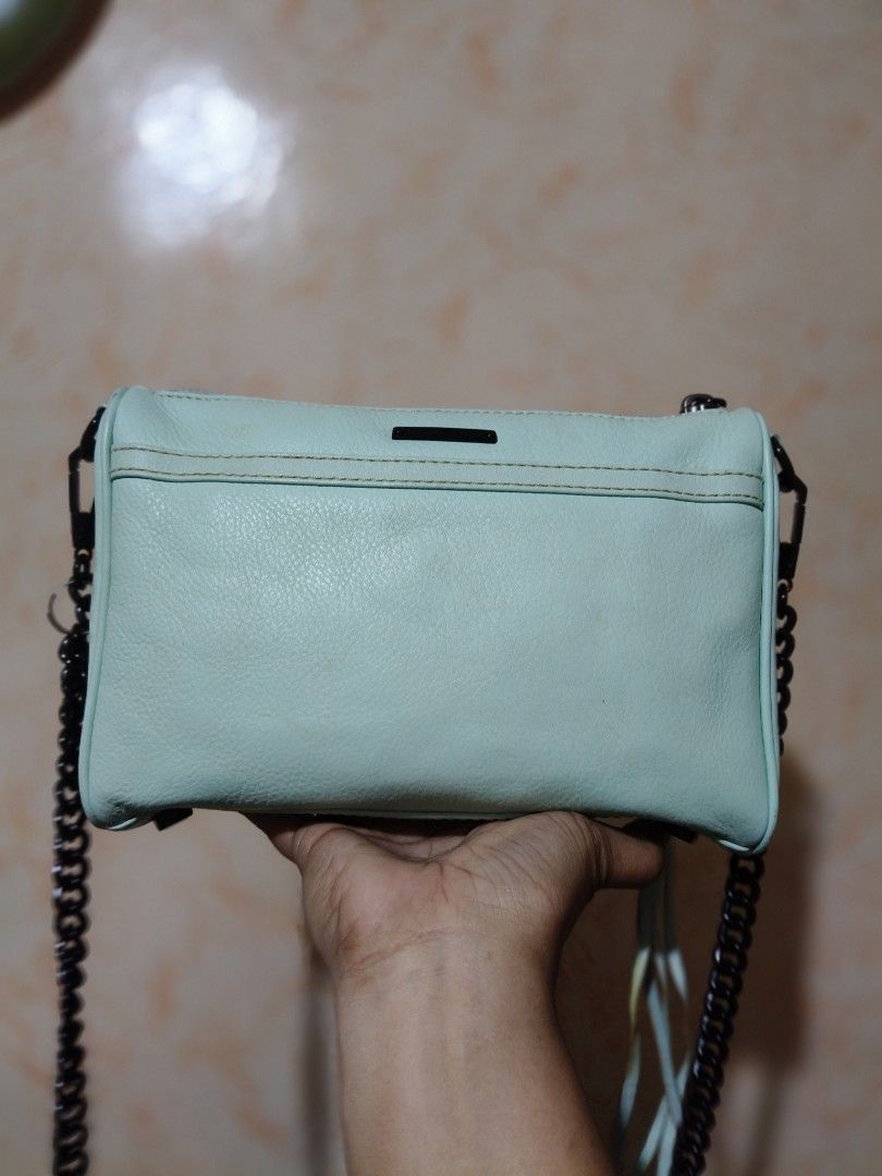 Rebecca Minkoff Crossbody Bag (Category: Luxury Bags & Wallets) located in Bulacan. Submitted by pesa_39 (Listing ID 1427520102, Image 2). Description: If you're looking for a perfect bag for you, go with this Rebecca Minkoff cross-body bag. Made of genuine leather. Ambango ng leather🥰. Comes with YKK zip. Pwedeng-pwede sa maselan. Ang ganda nito, promise🥰. .