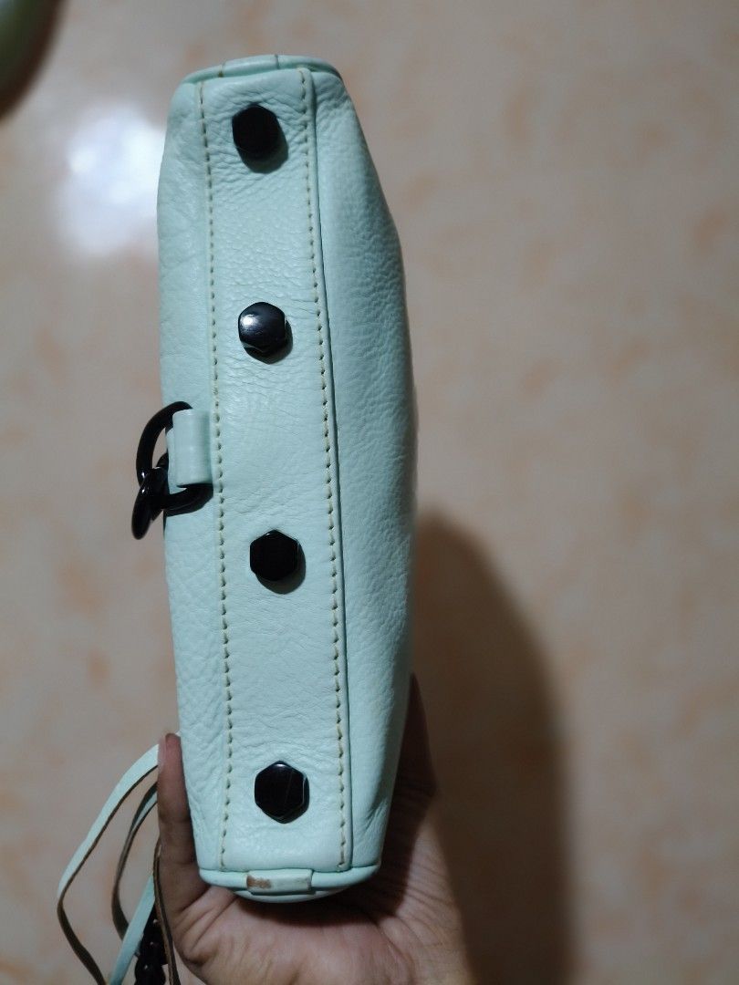 Rebecca Minkoff Crossbody Bag (Category: Luxury Bags & Wallets) located in Bulacan. Submitted by pesa_39 (Listing ID 1427520102, Image 3). Description: If you're looking for a perfect bag for you, go with this Rebecca Minkoff cross-body bag. Made of genuine leather. Ambango ng leather🥰. Comes with YKK zip. Pwedeng-pwede sa maselan. Ang ganda nito, promise🥰. .