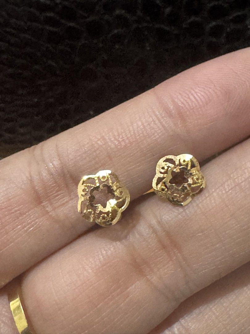 Saudi Gold Flower Stud Earrings 21k (Category: Earrings) located in Binan City. Submitted by maharlikasonlineshop (Listing ID 1427612106, Image 1). Description: Sausi Gold Flower Stud Earrings 21k 1 gram.