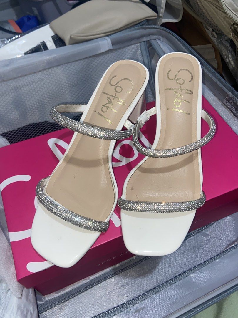 Sofab! White Rhinestone Sandals in White (Category: Flats & Sandals) located in Taguig. Submitted by louiseconnected (Listing ID 1427518350, Image 2). Description: One time used only for a wedding as a bridesmaid. Bought it for 1499 originally. Minimal to none issue. Slightly negotiable. Pwede meetup if UP Diliman Area.