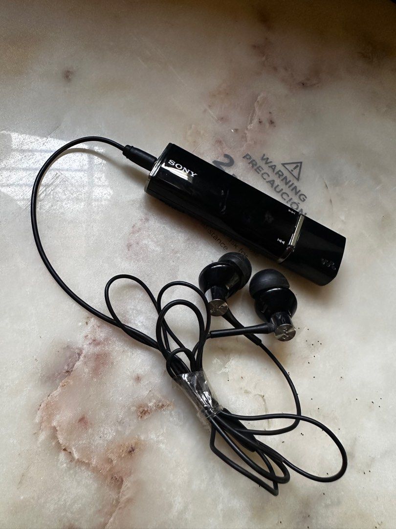 Vintage SONY WALKMAN NW-E013 (battery problem) as is.. (Category: Portable Music Players) located in Manila. Submitted by locationtacurongcitymindanao (Listing ID 1427507595, Image 2). Description: Pag naka plugged in ang sabi full charge, then pag tinanggal na mamatay. Kayo na pong bahala 😊 Offer lang .