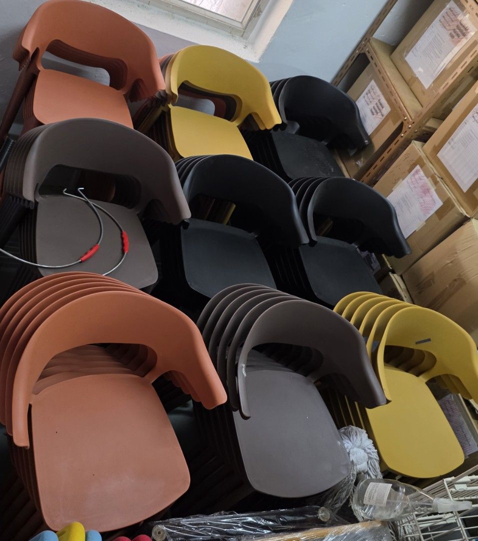 Stackable Plastic Chairs （分類：椅子）位於 Hong Kong。 由 jac9lives 提交（商品編號 1427489599，圖片 2）。簡介： 可疊起簡約塑料酒吧高櫈 10/張，20張$90 柴灣工業大廈自取 黑色啡色黃色橙色。