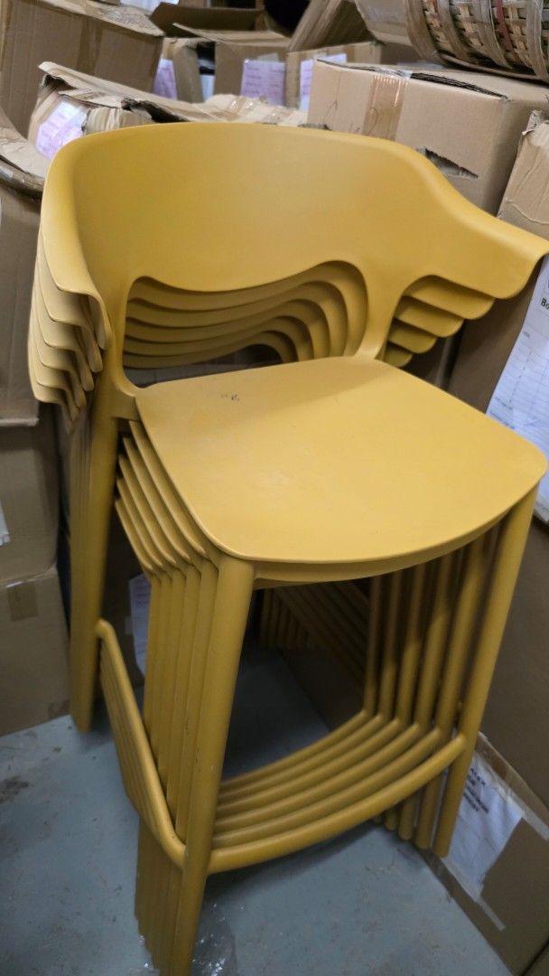 Stackable Plastic Chairs （分類：椅子）位於 Hong Kong。 由 jac9lives 提交（商品編號 1427489599，圖片 1）。簡介： 可疊起簡約塑料酒吧高櫈 10/張，20張$90 柴灣工業大廈自取 黑色啡色黃色橙色。