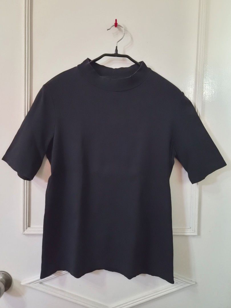Uniqlo Black Top - XL (Category: Others Tops) located in Las Pinas. Submitted by ajbash (Listing ID 1427568500, Image 1). Description: Black Uniqlo T-shirt. Features a crew neck and short sleeves. The size is XL. Made of cotton..