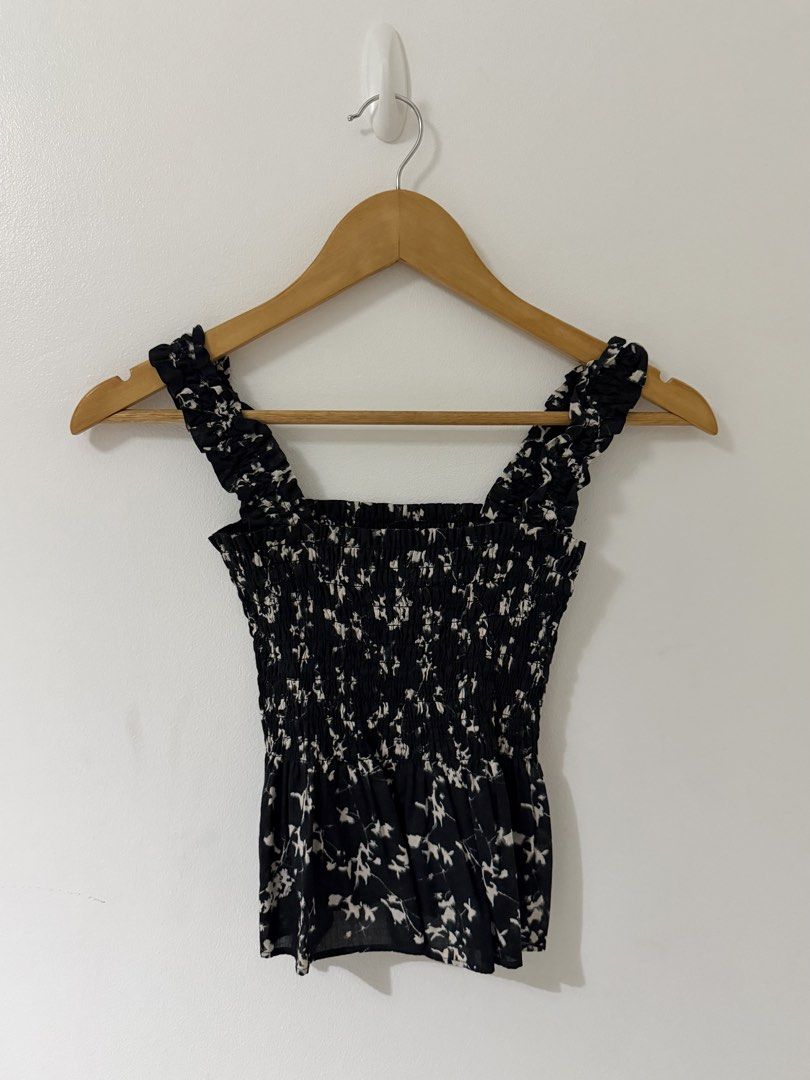 Uniqlo Floral Top (Category: Sleeveless) located in Makati City. Submitted by bellestylespace (Listing ID 1427593737, Image 1). Description: Small (stretchable) Used a few times only In good condition MOP: BPI/BDO/GCash.