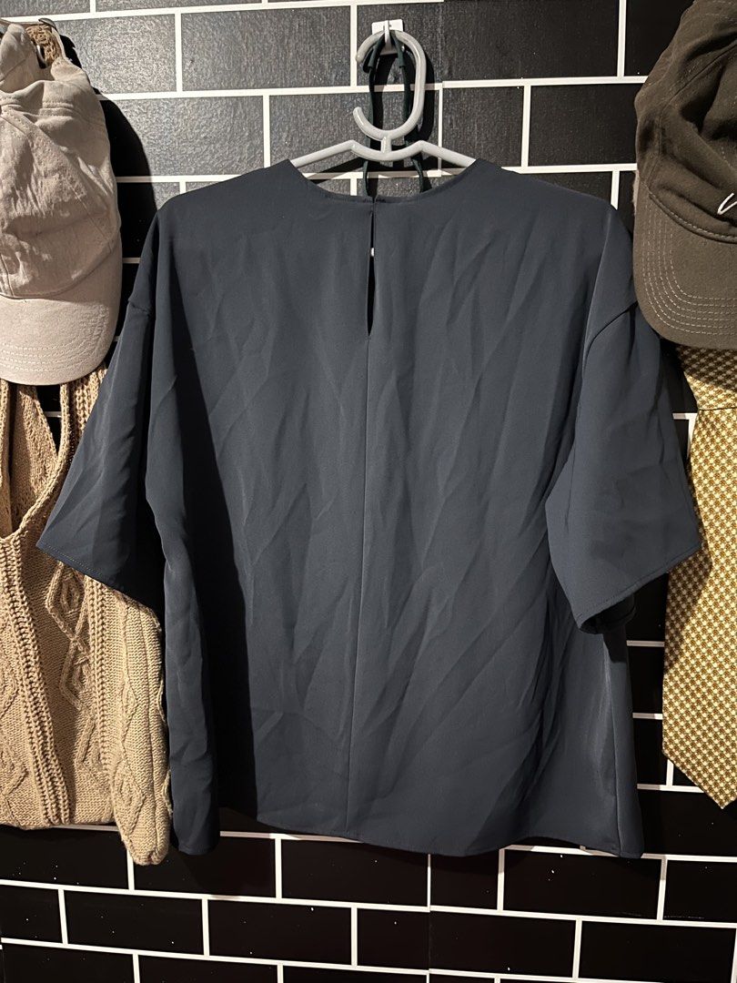 Uniqlo Short Sleeve Top (Category: Blouses) located in Paranaque City. Submitted by flees.thrift10 (Listing ID 1427610311, Image 2). Description: Navy blue Uniqlo large.