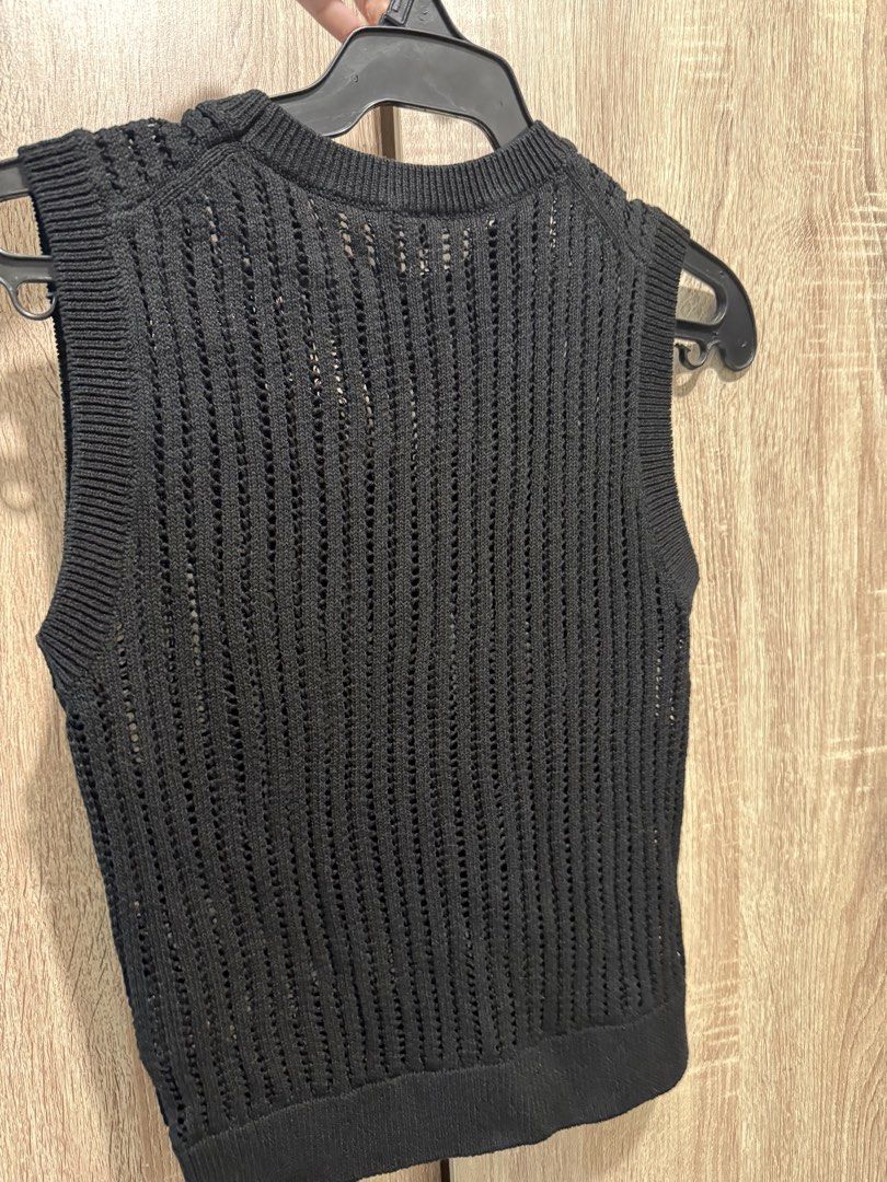 Uniqlo Top (Category: Sleeveless) located in Paranaque City. Submitted by declutterwithme17 (Listing ID 1427611606, Image 2). Description: Still in good condition.