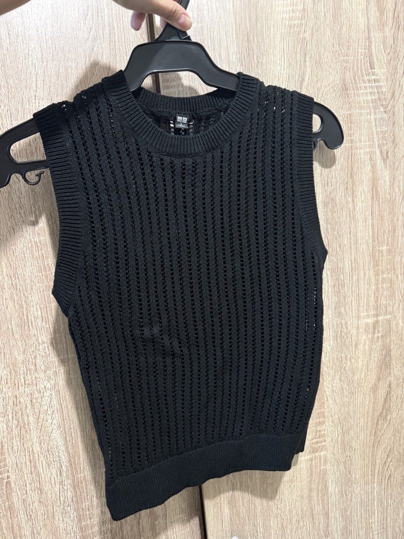 Uniqlo Top (Category: Sleeveless) located in Paranaque City. Submitted by declutterwithme17 (Listing ID 1427611606, Image 1). Description: Still in good condition.