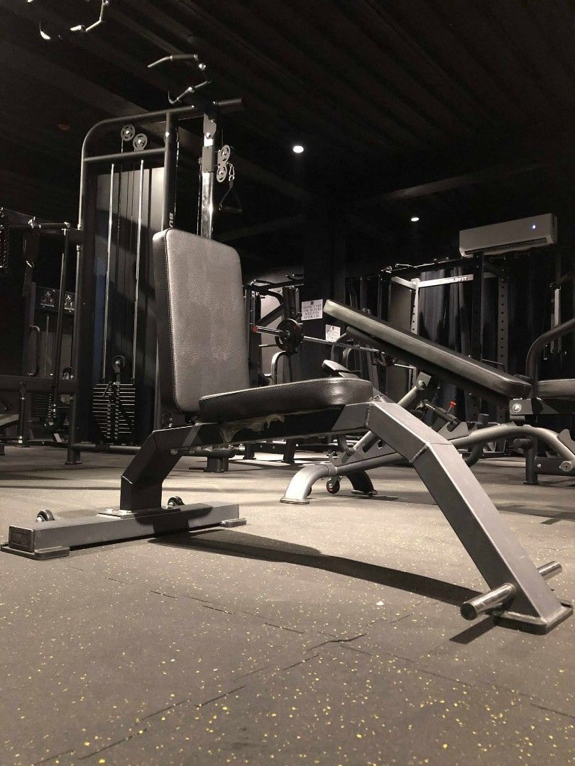 Utility Bench (Category: Weights & Dumbbells) located in Caloocan City. Submitted by protein888 (Listing ID 1427626556, Image 1). Description: Adjustable weight bench suitable for various exercises. Features a sturdy frame and adjustable seat and backrest. It is designed to support a range of exercises, providing a stable platform for weightlifting and strength training..