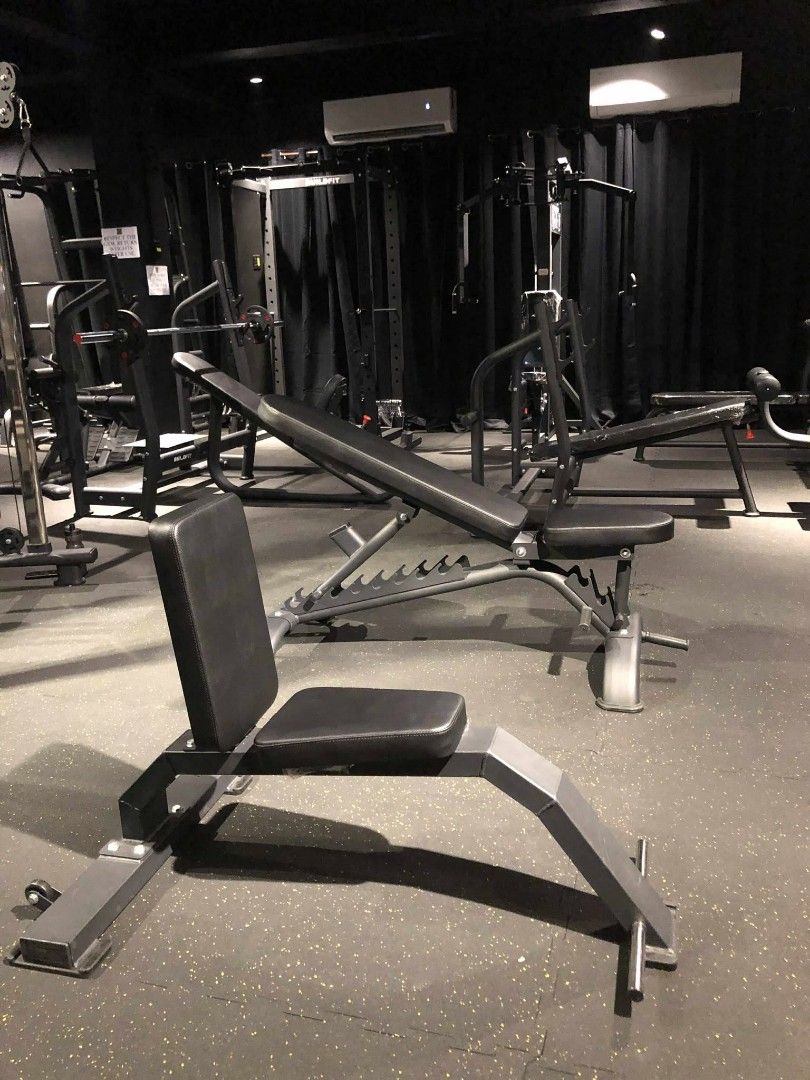 Utility Bench (Category: Weights & Dumbbells) located in Caloocan City. Submitted by protein888 (Listing ID 1427626556, Image 2). Description: Adjustable weight bench suitable for various exercises. Features a sturdy frame and adjustable seat and backrest. It is designed to support a range of exercises, providing a stable platform for weightlifting and strength training..