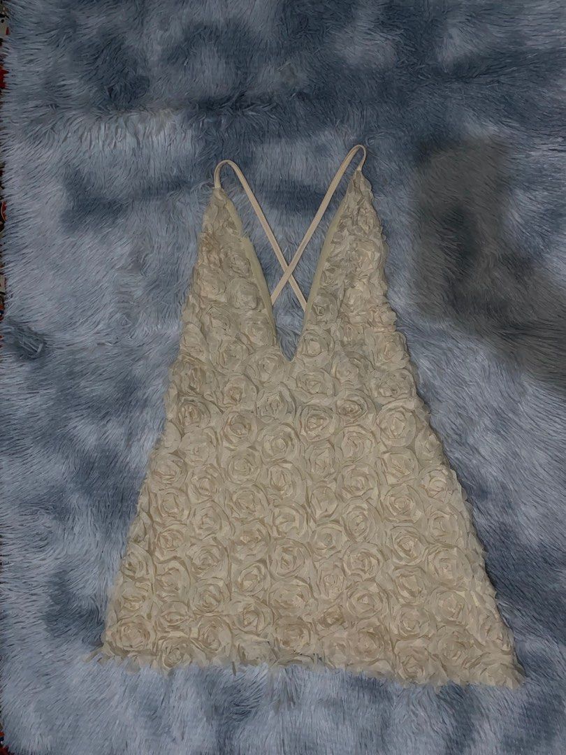 V neck Floral Mini Dress (Category: Dresses) located in Muntinlupa City. Submitted by yesplselle (Listing ID 1427616782, Image 1). Description: Just worn once Very nice in actual, looks classy.