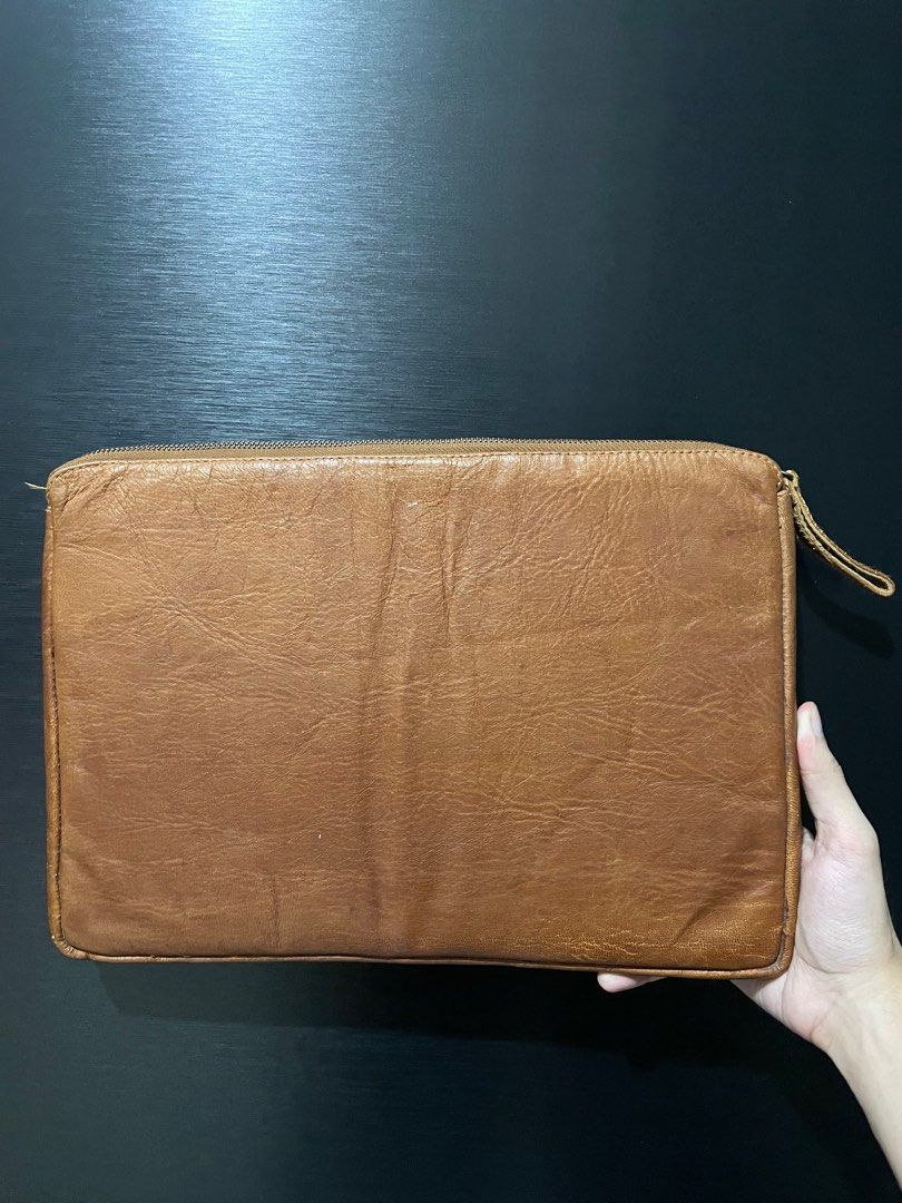 [Vintage] Apple Brown Leather Laptop Case (Category: Laptop Bags & Sleeves) located in Quezon City. Submitted by harajuuku (Listing ID 1427575643, Image 2). Description: - Rare find - Fits 15-13 inch laptop - Steve Jobs era - Heavily used, but maintained it through cleaning and moisturizing..