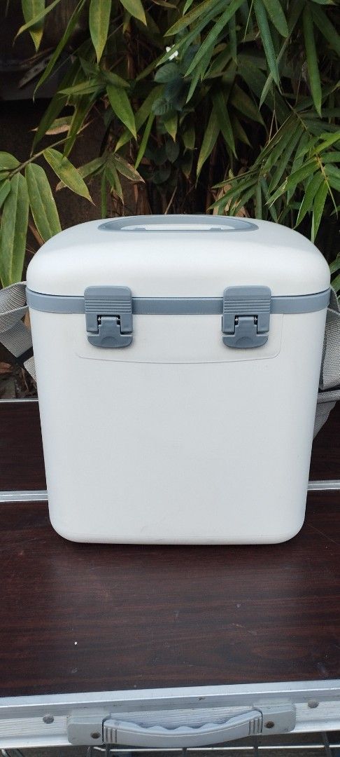 White Cooler with 2 plastic bottles with ice pack from Japan (Category: Storage Boxes & Baskets) located in Malabon City. Submitted by immortalpicker (Listing ID 1427536311, Image 3). Description: White Cooler with 2 plastic bottles with ice pack NO to COD NO swapping Estimate size H= 14 inches L= 12 1/2 Inches W= 9 1/2 inches Capacity= Color = white Material = plastic Weight = from Japan 2nd hand with scratch No warranty If there's Damage or Iss