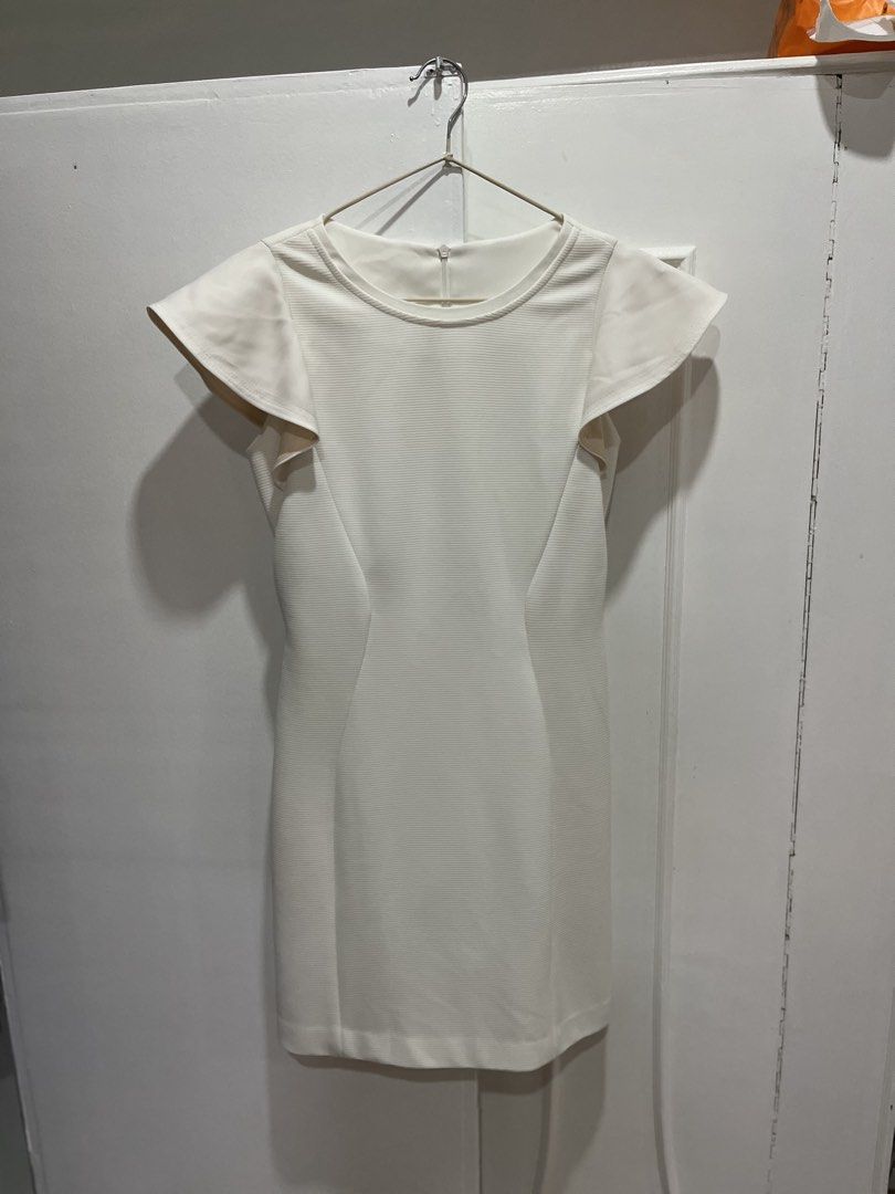 White Dress with Ruffle Sleeves (Category: Dresses) located in Manila. Submitted by royalbear822 (Listing ID 1427574146, Image 1). Description: White office dress.