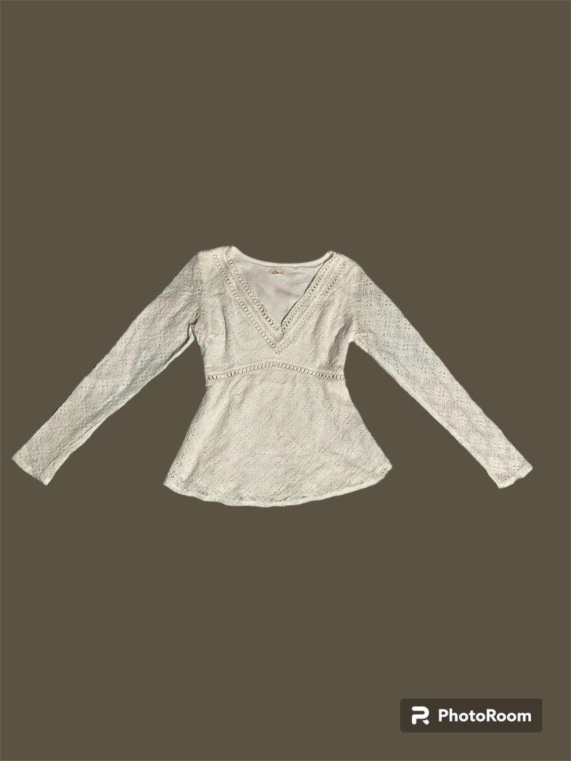 Hollister White Lace Top (Category: Sleeveless) located in Manila. Submitted by sarrann (Listing ID 1427493456, Image 1). Description: white lace top V-neck.