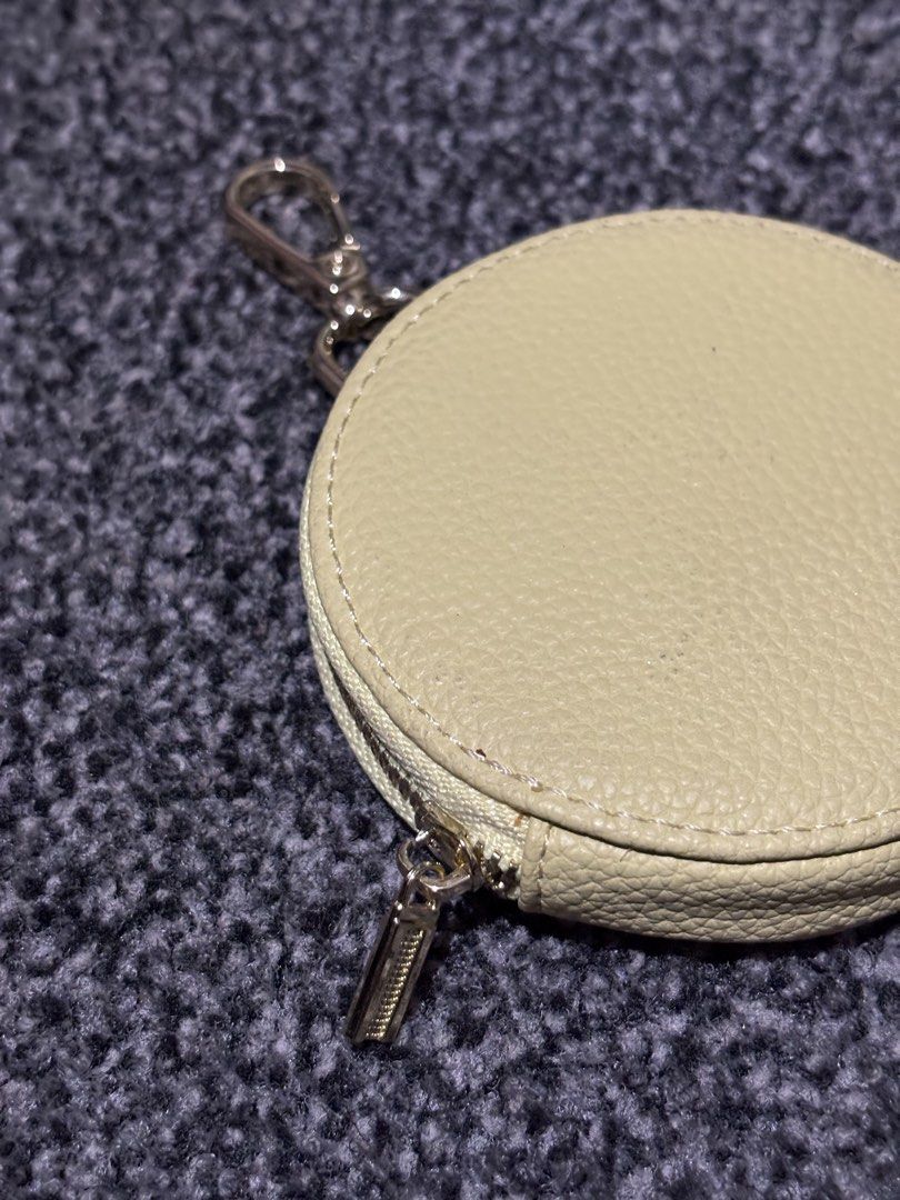 Women’s Pouch Bag (Category: Purses & Pouches) located in Bulacan. Submitted by thriftstarph (Listing ID 1427490219, Image 2). Description: - Women's Pouch Bag - Stylish round design - Features a secure zipper closure - Includes a convenient clip for easy attachment - Ideal for carrying small essentials.