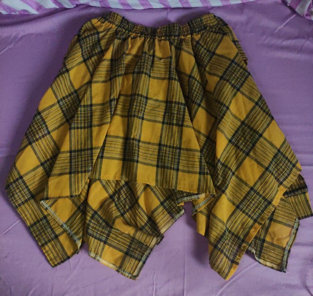 Y2k Yellow Plaid Skirt (Category: Skirts) located in Mandaluyong City. Submitted by starpreloveditems (Listing ID 1427538296, Image 1). Description: waist line: 28-29 in good condition, no flaws. Chat for more details. MoP: Gcash.