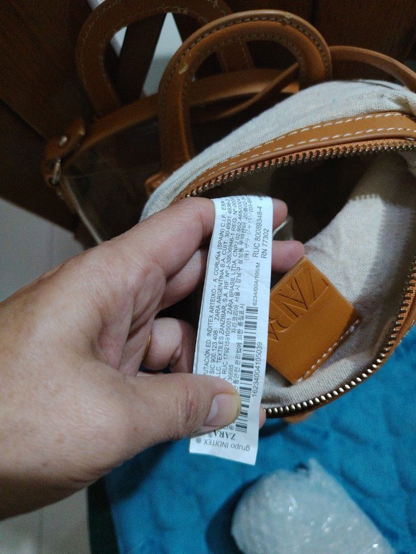 Zara Clear Tote Bag with Inner Pouch (Category: Tote Bags) located in Taguig. Submitted by rthreeangel (Listing ID 1427504918, Image 3). Description: Pm n lng po for more pic. .