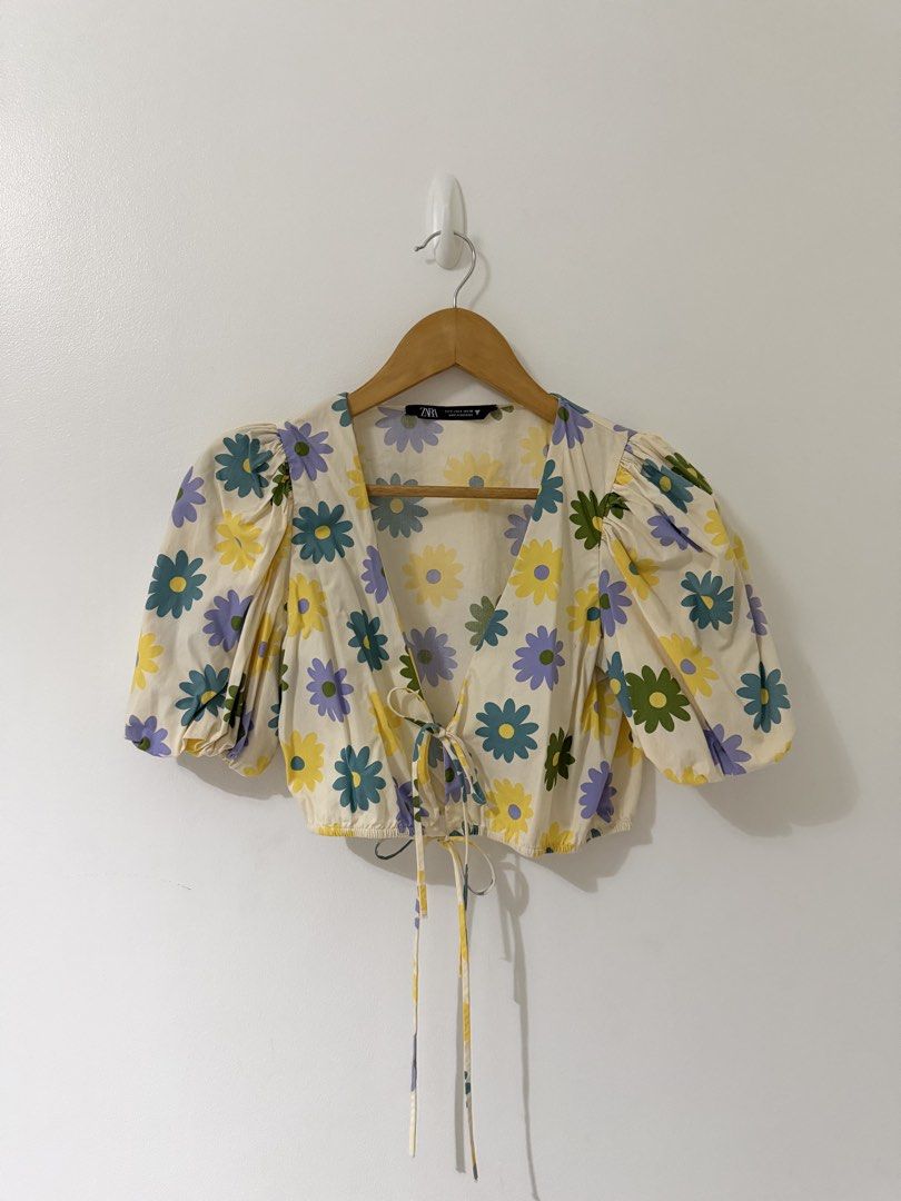 Zara Floral Top (Category: Blouses) located in Makati City. Submitted by bellestylespace (Listing ID 1427592333, Image 1). Description: Small Used a few times only Item is in very good condition MOP: BPI/BDO/GCash.