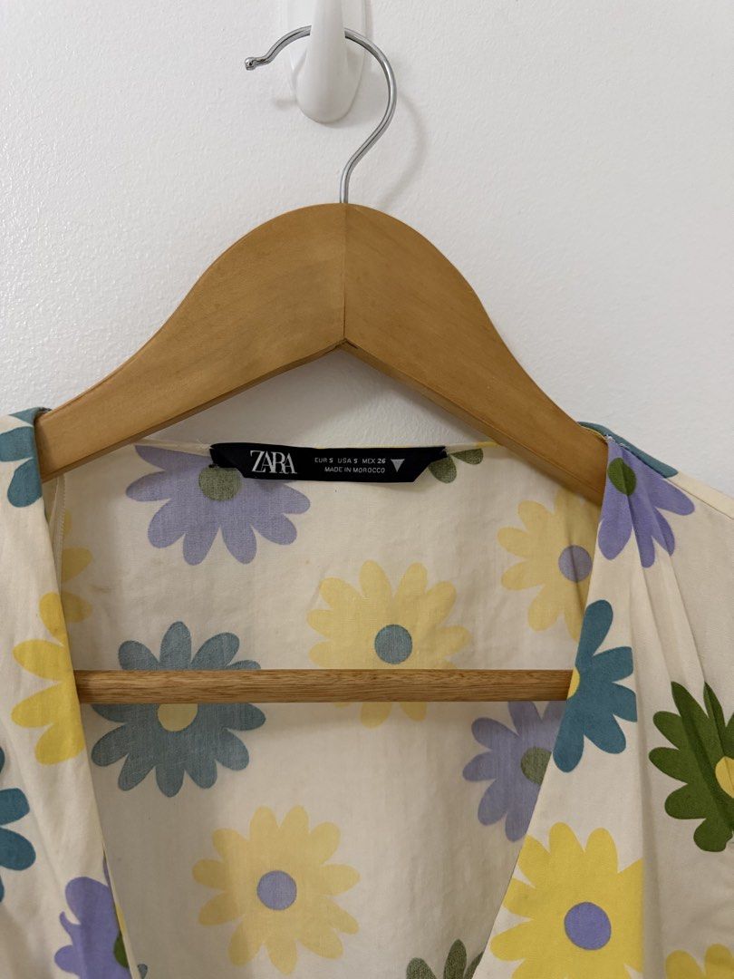 Zara Floral Top (Category: Blouses) located in Makati City. Submitted by bellestylespace (Listing ID 1427592333, Image 2). Description: Small Used a few times only Item is in very good condition MOP: BPI/BDO/GCash.