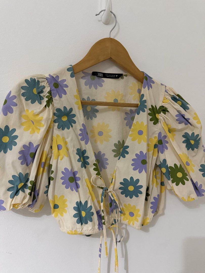 Zara Floral Top (Category: Blouses) located in Makati City. Submitted by bellestylespace (Listing ID 1427592333, Image 3). Description: Small Used a few times only Item is in very good condition MOP: BPI/BDO/GCash.
