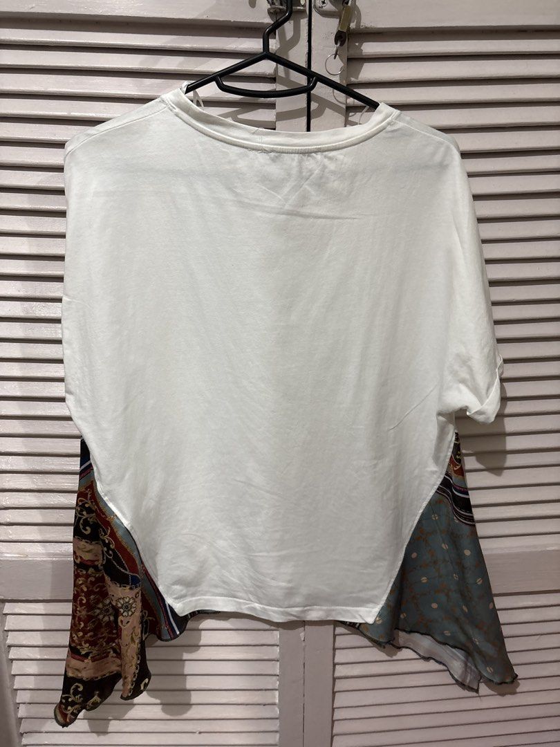 Zara White Top with Printed Detail (Category: Blouses) located in Makati City. Submitted by goodfindsonly (Listing ID 1427586805, Image 3). Description: .