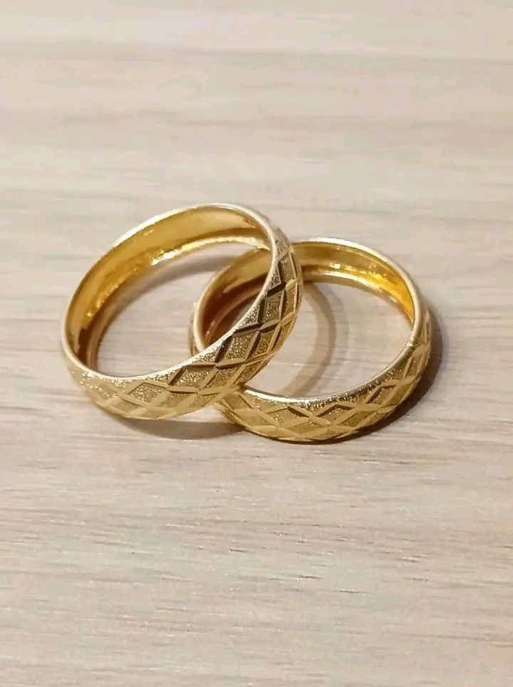 18K Saudi Gold Wedding Ring/ Couple Ring (Category: Rings) located in Caloocan City. Submitted by cheskhaionlinestore2.0 (Listing ID 1427658690, Image 1). Description: 18K Saudi Gold ✨ Onhand Wedding Ring For only 13,500 per pair‼️ 🍒Nasasangla💯/ Pawnable 💯 🍒Ship Via Lbc/ JNT 🍒Same Day delivery via LALAMOVE 🚚 🍒Wise and Lifetime Investment 💯 🍒 Brandnew 💯 🍒Open for COD/COP with downpayment to avoid cancellation of orders ‼️ DM for faster 