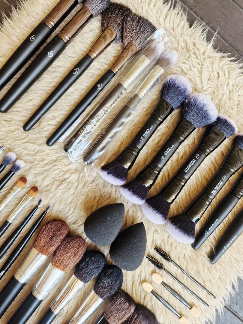 36pcs Black Premium Make Up Brushes & Sponges (Category: Makeup) located in Quezon City. Submitted by floreskari78555 (Listing ID 1427769362, Image 2). Description: 36pcs Black Premium Brushes ✨️with beauty blender Available on hand Legit💯 Branded Branded new 😍 Soft Bristles .