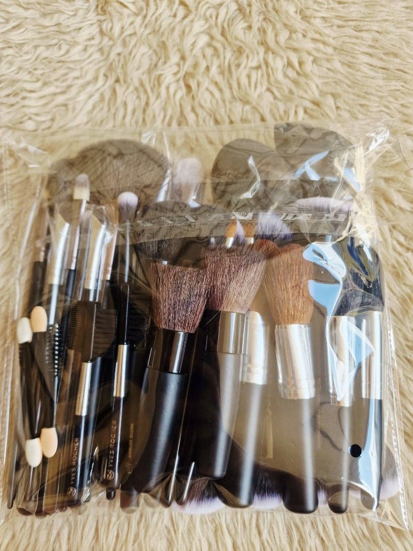 36pcs Black Premium Make Up Brushes & Sponges (Category: Makeup) located in Quezon City. Submitted by floreskari78555 (Listing ID 1427769362, Image 3). Description: 36pcs Black Premium Brushes ✨️with beauty blender Available on hand Legit💯 Branded Branded new 😍 Soft Bristles .