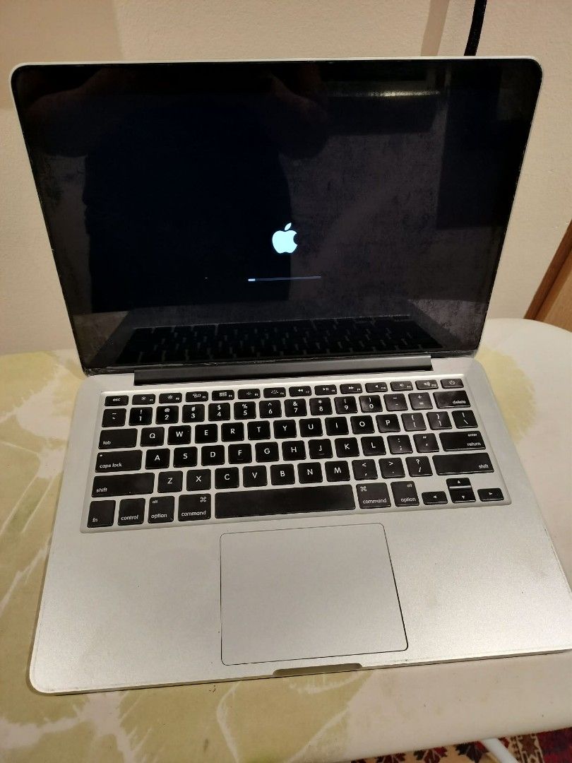Apple MacBook Pro - Silver405919076818636801