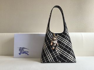 (Category: ) located in . Submitted by luxcloset.shop (Listing ID 1427643690, Image 1). Description: .