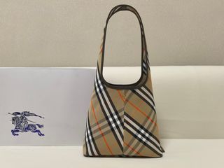 (Category: ) located in . Submitted by luxcloset.shop (Listing ID 1427644383, Image 1). Description: .