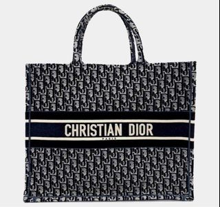 (Category: ) located in . Submitted by jtia_designer_luxury_fashion (Listing ID 1427698096, Image 1). Description: .