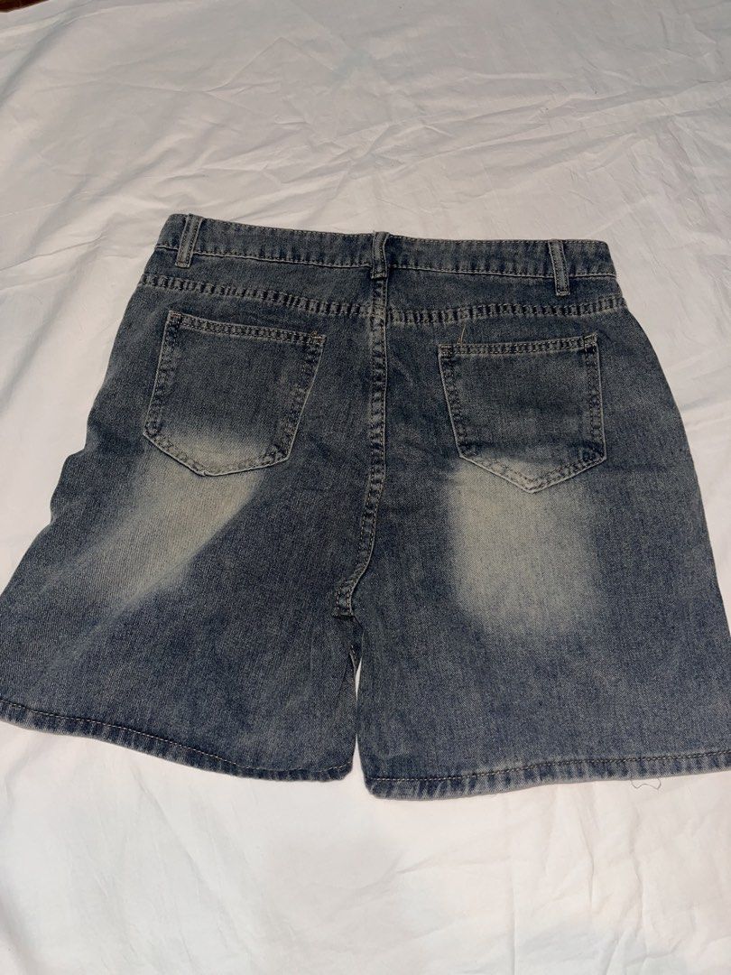 Baggy Denim Jorts (Size L) (Category: Shorts) located in Quezon City. Submitted by bert.guzman (Listing ID 1427707425, Image 2). Description: - Baggy Grey Denim Jorts - Size L (Fits 30 waist) - Good fading.