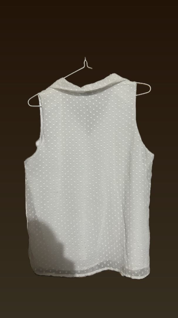 BANANA REPUBLIC CLIP DOT BLOUSE (Category: Sleeveless) located in Kalibo. Submitted by love.zuzu (Listing ID 1427750516, Image 3). Description: BANANA REPUBLIC CLIP DOT BLOUSE Price: 350 Size: M (can fit semi large) Condition: [9.5/10 — excellent condition, used once) Details: * Elegant off-white/ivory sleeveless blouse * Features a delicate "clip dot" (textured polka dot) pattern * Classy V-neckline with adjustable neck ties 🎀 * Flowy, lightwei