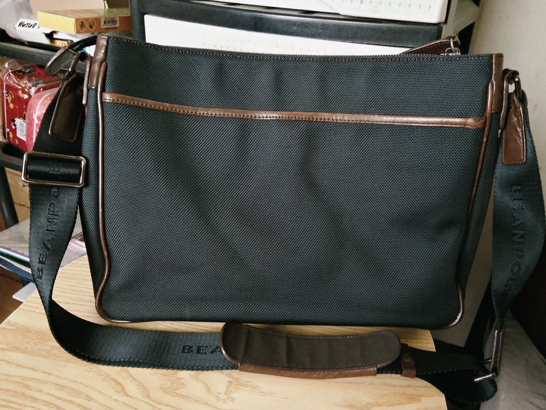 Beanpole Messenger Bag Preloved (Category: Luxury Bags & Wallets) located in Taguig. Submitted by muntingabu35623 (Listing ID 1427698439, Image 3). Description: Good condition minimal signs of use.