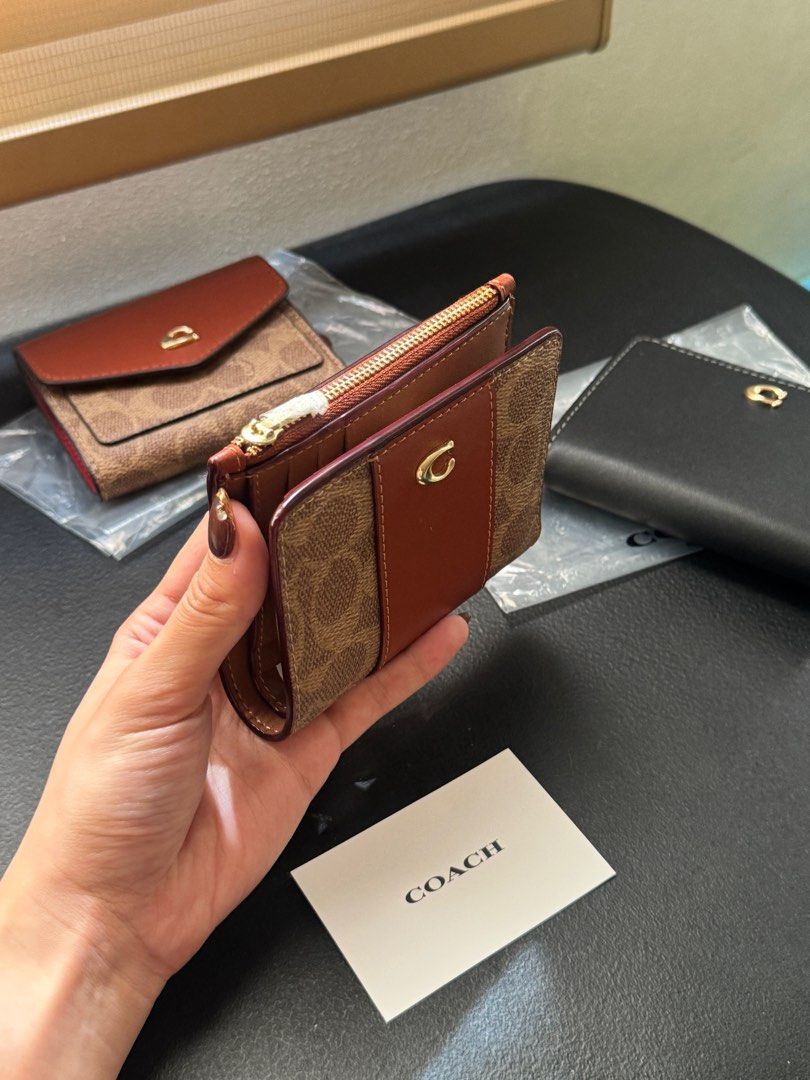 Brandnew Coach Essential Slim Bifold (Category: Luxury Bags & Wallets) located in Caloocan City. Submitted by pocketstyle (Listing ID 1427644903, Image 2). Description: 100% original Money back guaranteed Retail item.