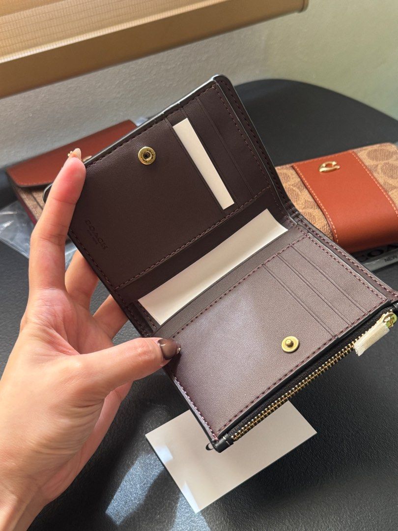Brandnew Coach Essential Slim Bifold (Category: Luxury Bags & Wallets) located in Caloocan City. Submitted by pocketstyle (Listing ID 1427645010, Image 3). Description: 100% original Money back guaranteed.