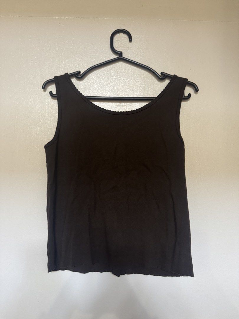 Brandy Melville Brown Tank Top (Category: Sleeveless) located in Muntinlupa City. Submitted by izzie19 (Listing ID 1427702093, Image 2). Description: Brown brandy tank top, never worn, in perfect condition. Soft and flattering fit, easy to style for both casual and dressed-up looks. No flaws or signs of use. Price is still negotiable! ☺️.