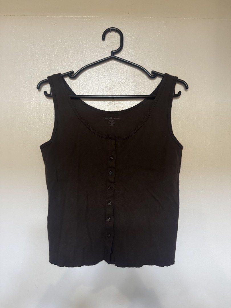 Brandy Melville Brown Tank Top (Category: Sleeveless) located in Muntinlupa City. Submitted by izzie19 (Listing ID 1427702093, Image 1). Description: Brown brandy tank top, never worn, in perfect condition. Soft and flattering fit, easy to style for both casual and dressed-up looks. No flaws or signs of use. Price is still negotiable! ☺️.